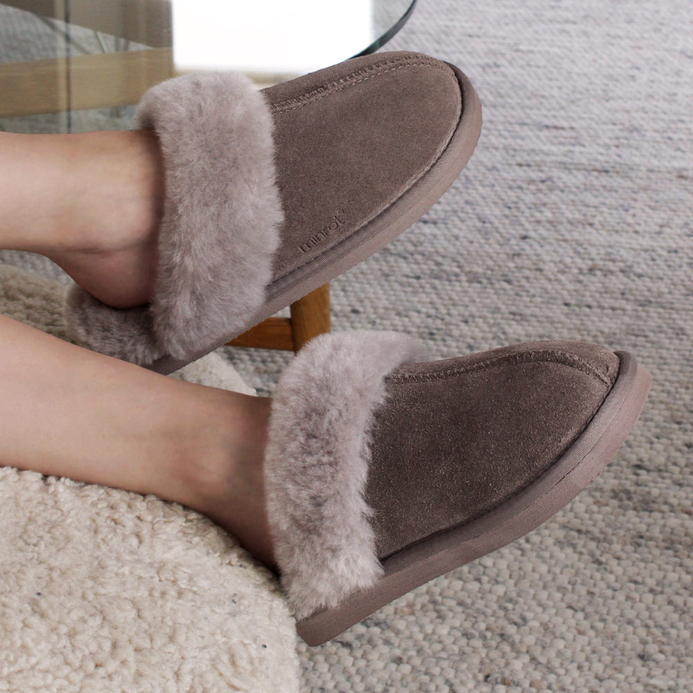 Minfot Fårskinnstofflor Slip-on Duved med sula Stone