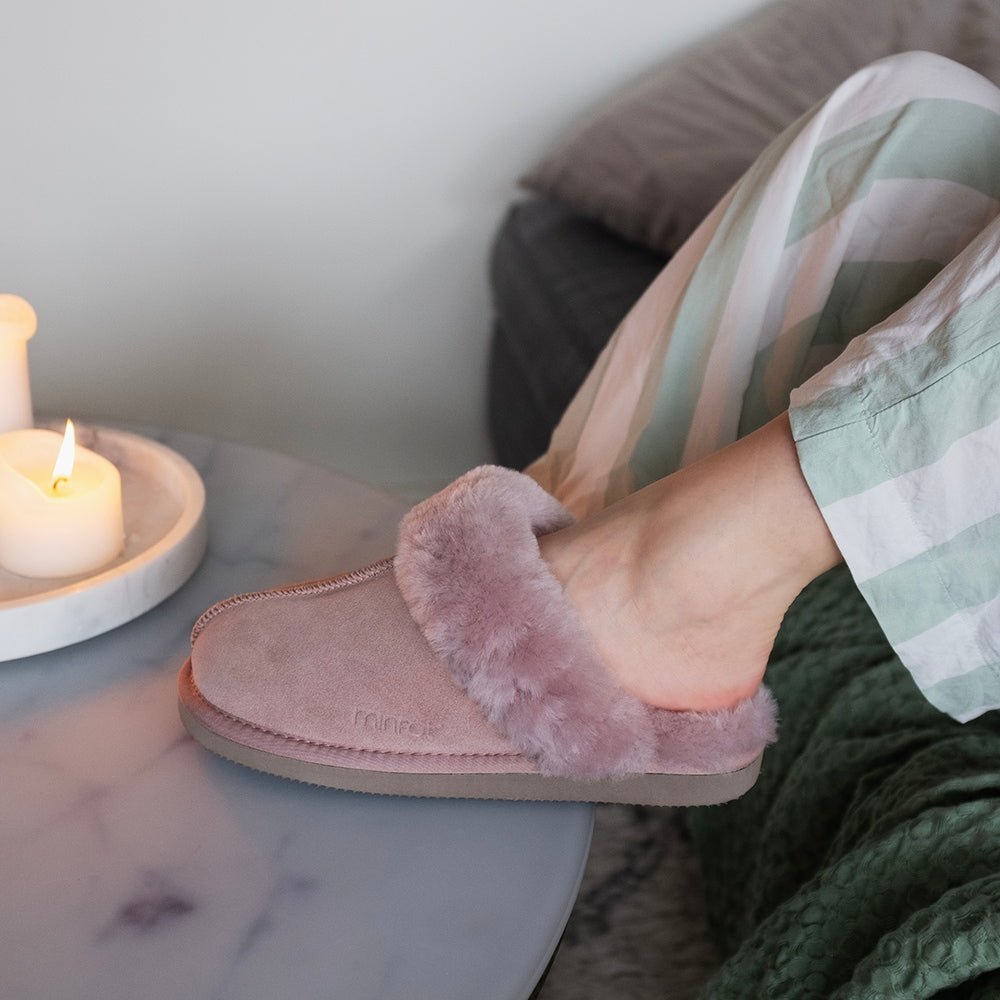 Minfot Fårskinnstofflor Slip-on Duved med sula Rosa