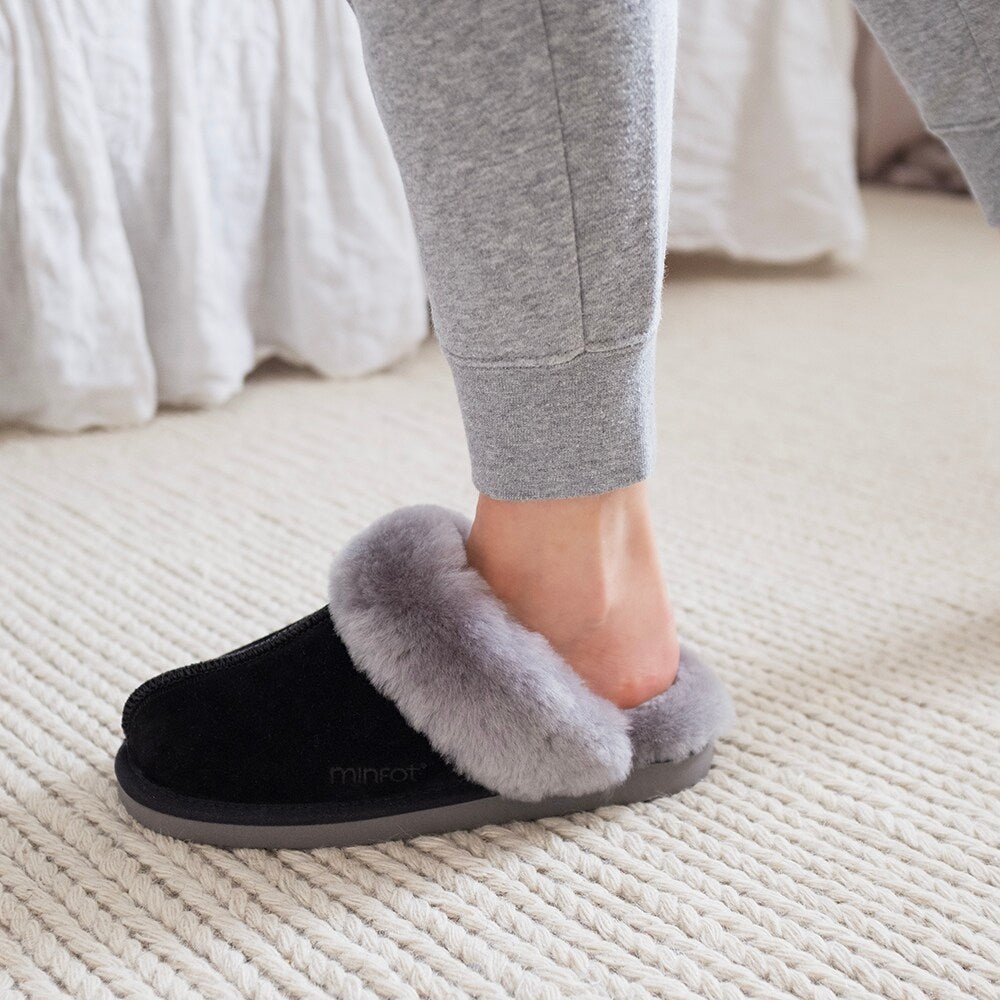 Minfot Fårskinnstofflor Slip-on Duved med sula Svart