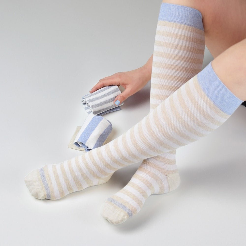 kompressionsstrumpor-randiga-minfot-strand