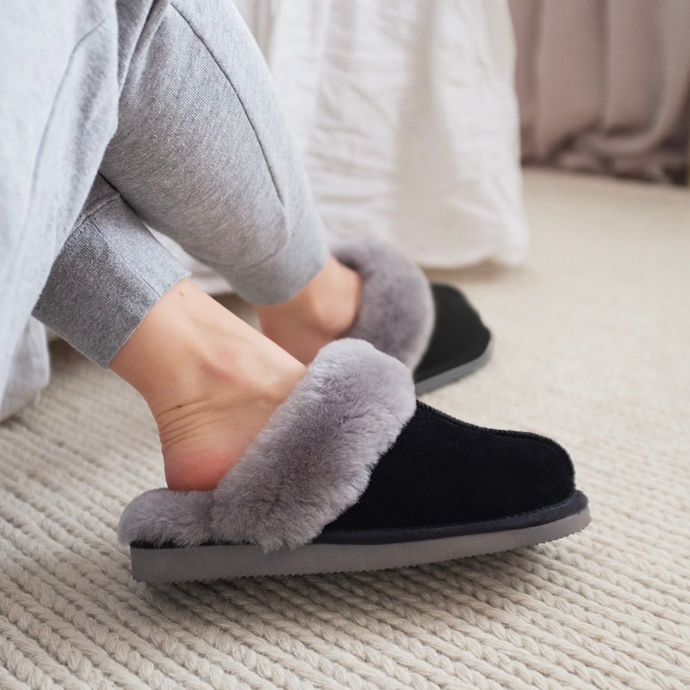 Minfot Fårskinnstofflor Slip-on Duved med sula Svart