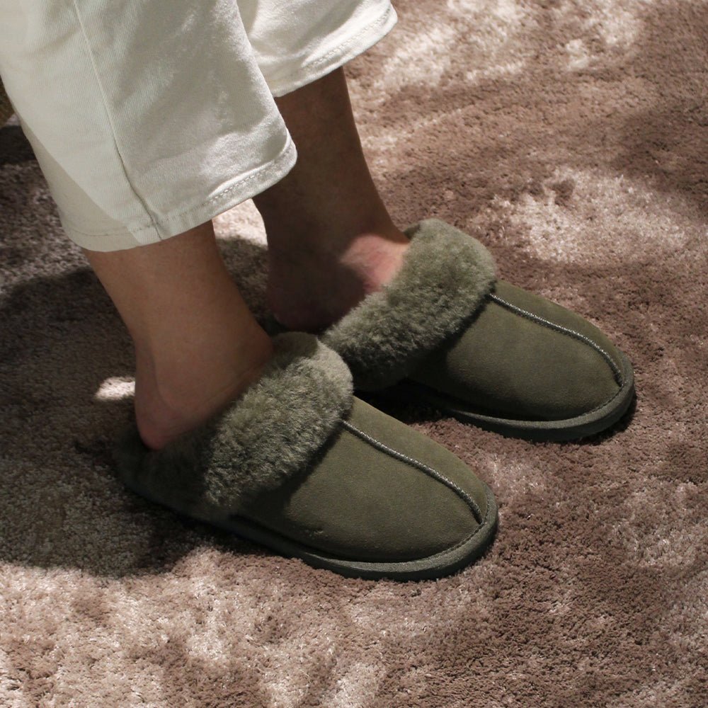 Minfot Fårskinnstofflor Slip-on Duved med sula Mörk Olivgrön