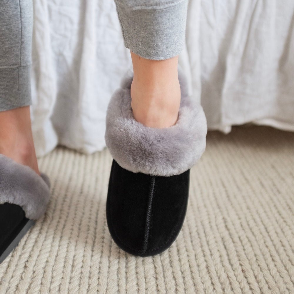 Minfot Fårskinnstofflor Slip-on Duved med sula Svart