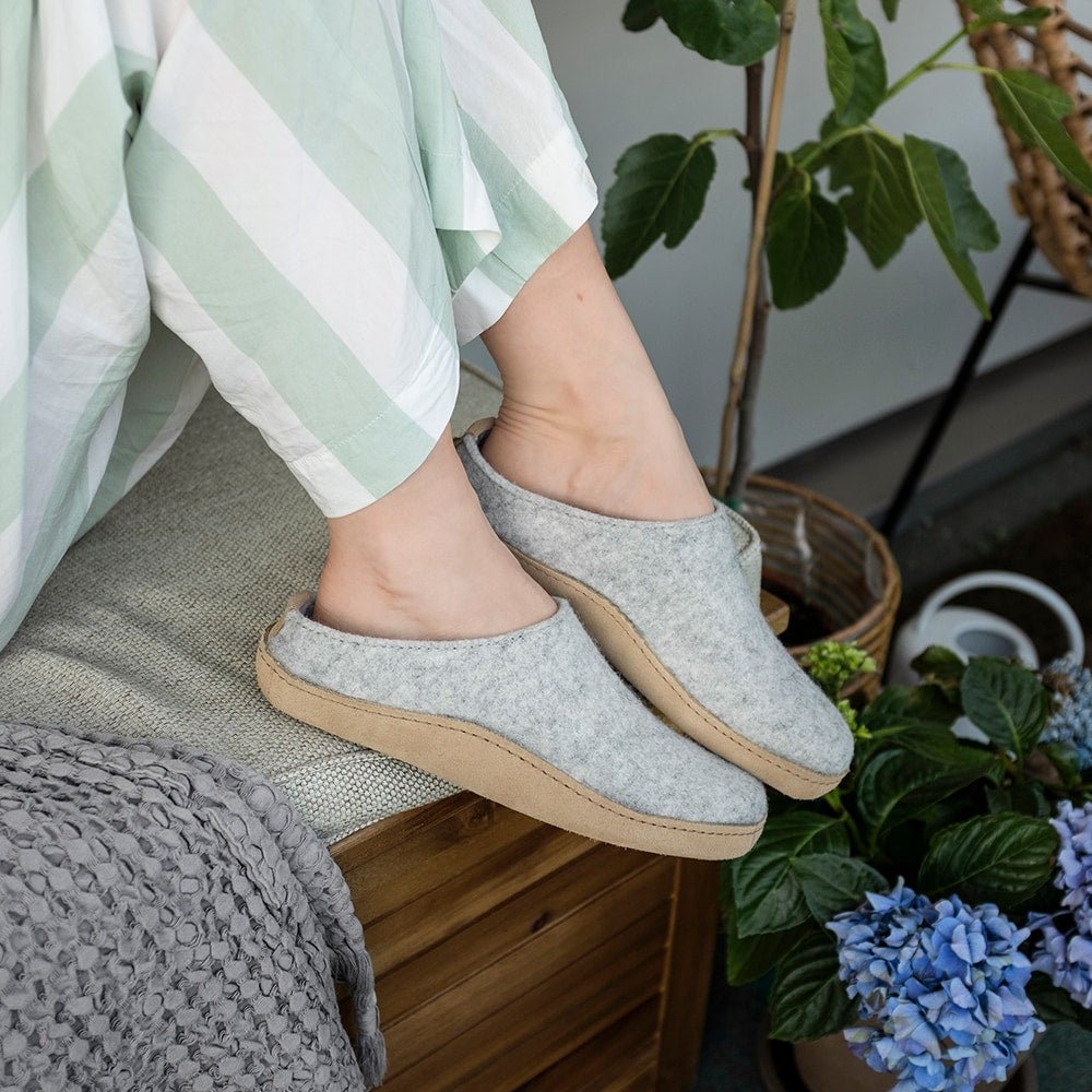 Minfot Ulltofflor Arild Fotbädd Fårskinn Ljusgrå